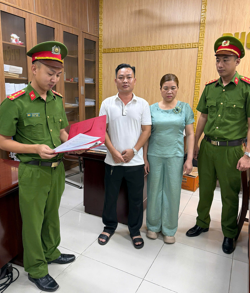 Trịnh Thị Bình và Phạm Văn Đức nghe đọc lệnh khởi tố. Ảnh: Công an Quảng Ninh Trịnh Thị Bình và Phạm Văn Đức nghe đọc lệnh khởi tố. Ảnh: Công an Quảng Ninh