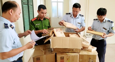 Bộ Công Thương để xuất bổ sung khái niệm 'hàng giả' trong Luật Thương mại Bộ Công Thương để xuất bổ sung khái niệm 'hàng giả' trong Luật Thương mại