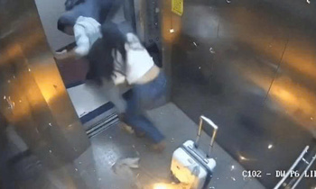 Hai người bị bỏng do bóng bay phát nổ trong thang máy