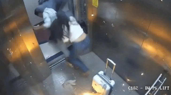 Hai người bị bỏng do bóng bay phát nổ trong thang máy