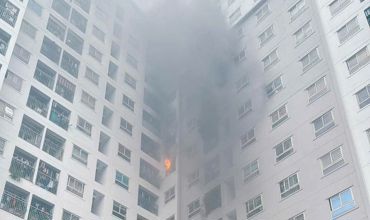 Cháy chung cư Ecohome 3, người dân thoát nạn bằng thang bộ Cháy chung cư Ecohome 3, người dân thoát nạn bằng thang bộ