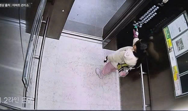 Cô bé 7 tuổi và lá thư xin lỗi trong thang máy