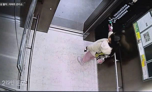 Cô bé 7 tuổi và lá thư xin lỗi trong thang máy