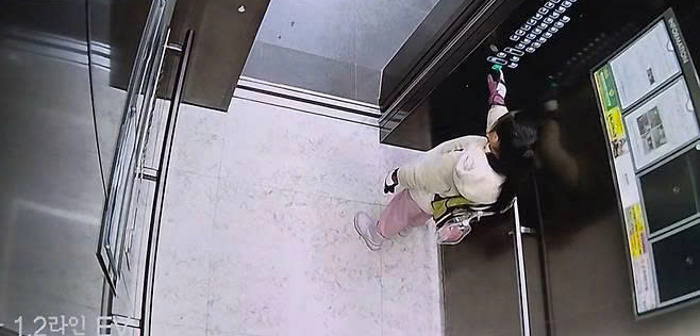 Cô bé 7 tuổi và lá thư xin lỗi trong thang máy Cô bé 7 tuổi và lá thư xin lỗi trong thang máy