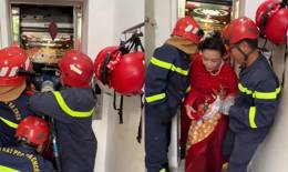 TP HCM: Cảnh sát dùng banh thủy lực cứu 6 người kẹt thang máy