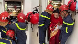 TP HCM: Cảnh sát dùng banh thủy lực cứu 6 người kẹt thang máy