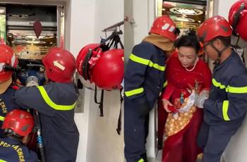 TP HCM: Cảnh sát dùng banh thủy lực cứu 6 người kẹt thang máy