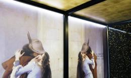 Gió… nụ hôn… và chiếc thang máy!