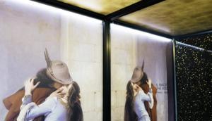 Gió… nụ hôn… và chiếc thang máy!