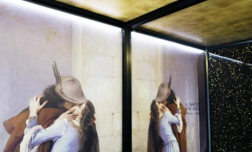 Wind... a kiss... and the elevator!