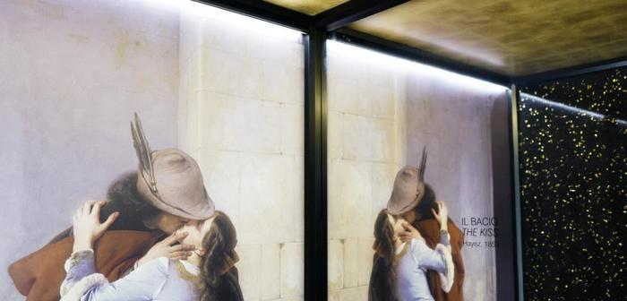 Gió… nụ hôn… và chiếc thang máy!