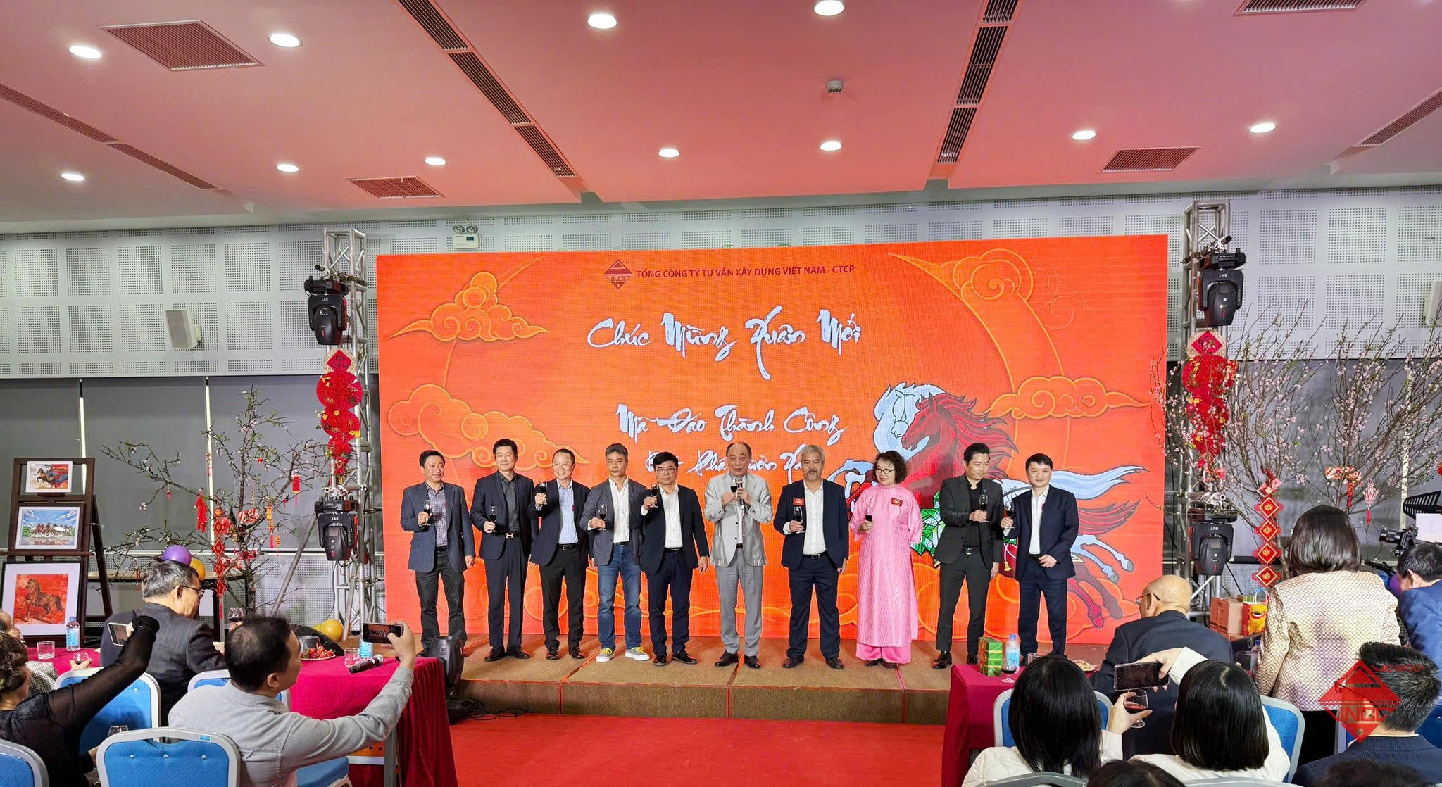 Chủ tịch HĐQT VNCC Thân Hồng Linh, Tổng Giám đốc VNCC KTS.Trần Đức Toàn cùng đội ngũ Ban lãnh đạo nâng ly chúc mừng.