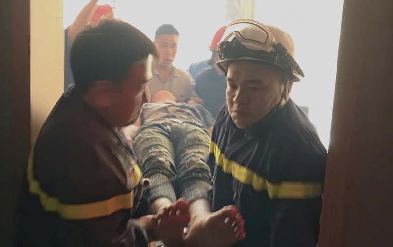 Hà Nội: Giải cứu nam thanh niên mắc kẹt trong thang máy chở hàng