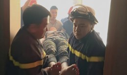 Hà Nội: Giải cứu nam thanh niên mắc kẹt trong thang máy chở hàng Hà Nội: Giải cứu nam thanh niên mắc kẹt trong thang máy chở hàng