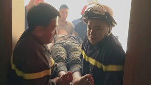 Hà Nội: Giải cứu nam thanh niên mắc kẹt trong thang máy chở hàng Hà Nội: Giải cứu nam thanh niên mắc kẹt trong thang máy chở hàng