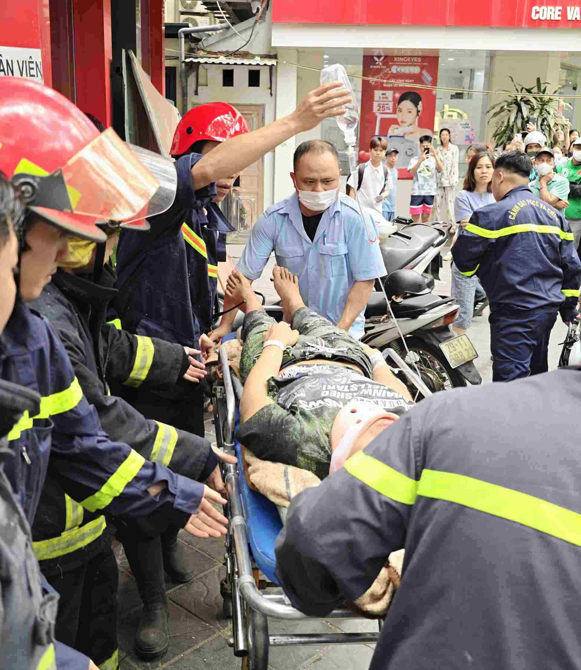 Hà Nội: Giải cứu nam thanh niên mắc kẹt trong thang máy chở hàng