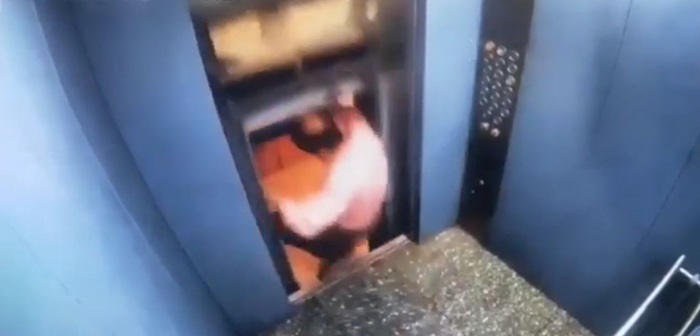 [Video] Suýt bị nghiền nát vì thang máy đột ngột di chuyển