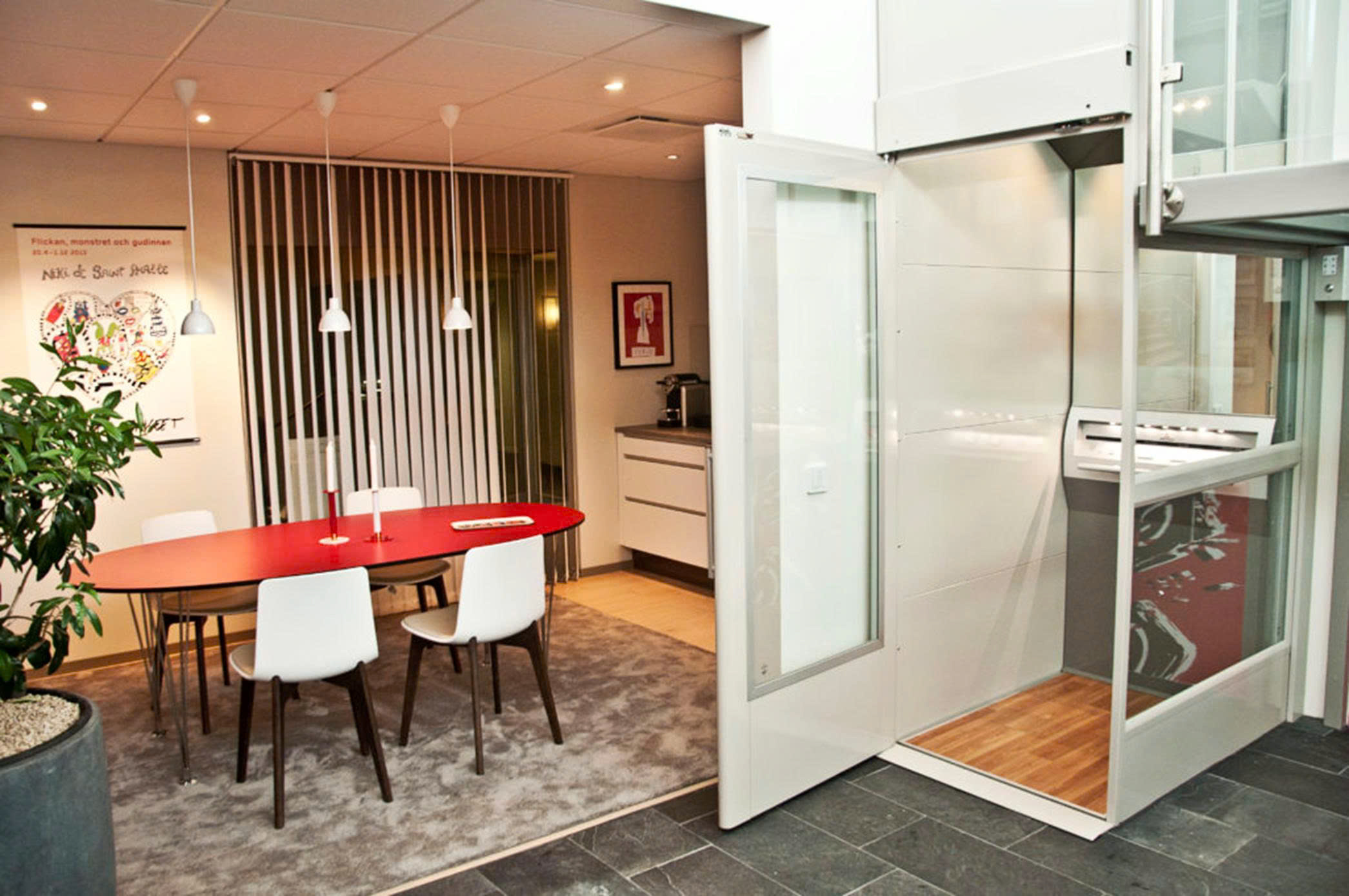 Khác với các thang máy tuân thủ đầy đủ bộ tiêu chuẩn EN 81-20 và EN 81-50, các thiết bị nâng tuân thủ theo EN 81-41 và EN 81-42 được thiết kế cho những điều kiện lắp đặt hạn chế hơn (thấp tầng/cải tạo) với tốc độ thấp, cấu hình đơn giản và yêu cầu kỹ thuật ở mức vừa đủ. Đây không phải là giải pháp thang máy đầy đủ, mà là giải pháp tiếp cận nhằm đáp ứng nhu cầu di chuyển cơ bản, đặc biệt cho người hạn chế khả năng vận động.