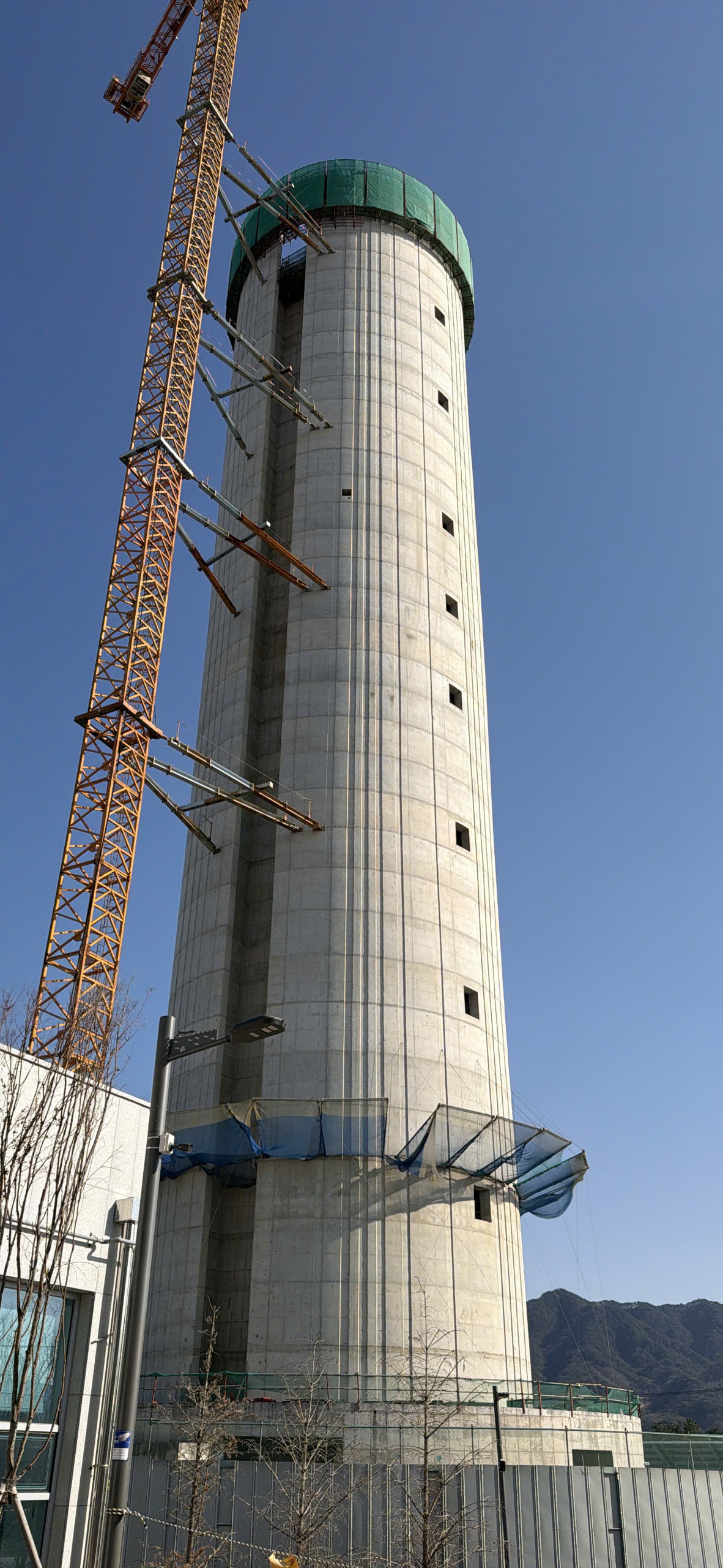 Trong khu tổ hợp mới, KoELSA đang phát triển một tháp thử nghiệm chuyên dụng cao khoảng 125 m – tương đương tòa nhà 40 tầng – nhằm phục vụ thử nghiệm các hệ thống thang máy tốc độ cao và các yêu cầu chứng nhận kỹ thuật ngày càng phức tạp.