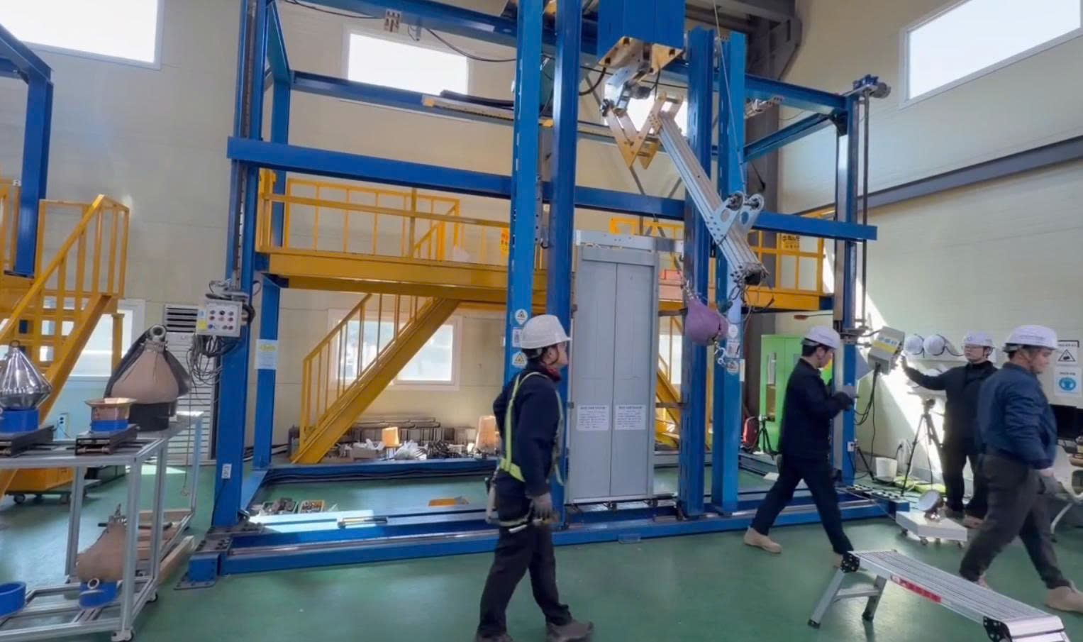 Khu vực thử nghiệm khả năng chịu lực va đập cửa tầng thang máy