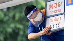 Giá xăng tăng 4.700 đồng một lít