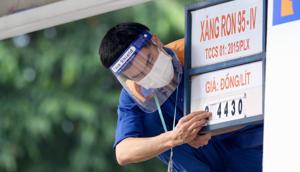 Giá xăng tăng 4.700 đồng một lít