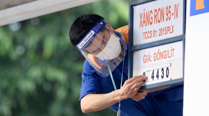 Giá xăng tăng 4.700 đồng một lít