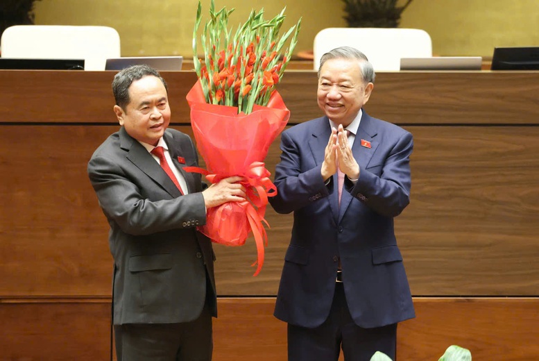 Tổng Bí thư Tô Lâm tặng hoa chúc mừng đồng chí Trần Thanh Mẫn tái đắc cử chức vụ Chủ tịch Quốc hội khóa XVI, nhiệm kỳ 2026-2031 - Ảnh: VGP Tổng Bí thư Tô Lâm tặng hoa chúc mừng đồng chí Trần Thanh Mẫn tái đắc cử chức vụ Chủ tịch Quốc hội khóa XVI, nhiệm kỳ 2026-2031 - Ảnh: VGP