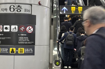 Hàn Quốc kêu gọi người dân 'đứng hai bên' thang cuốn