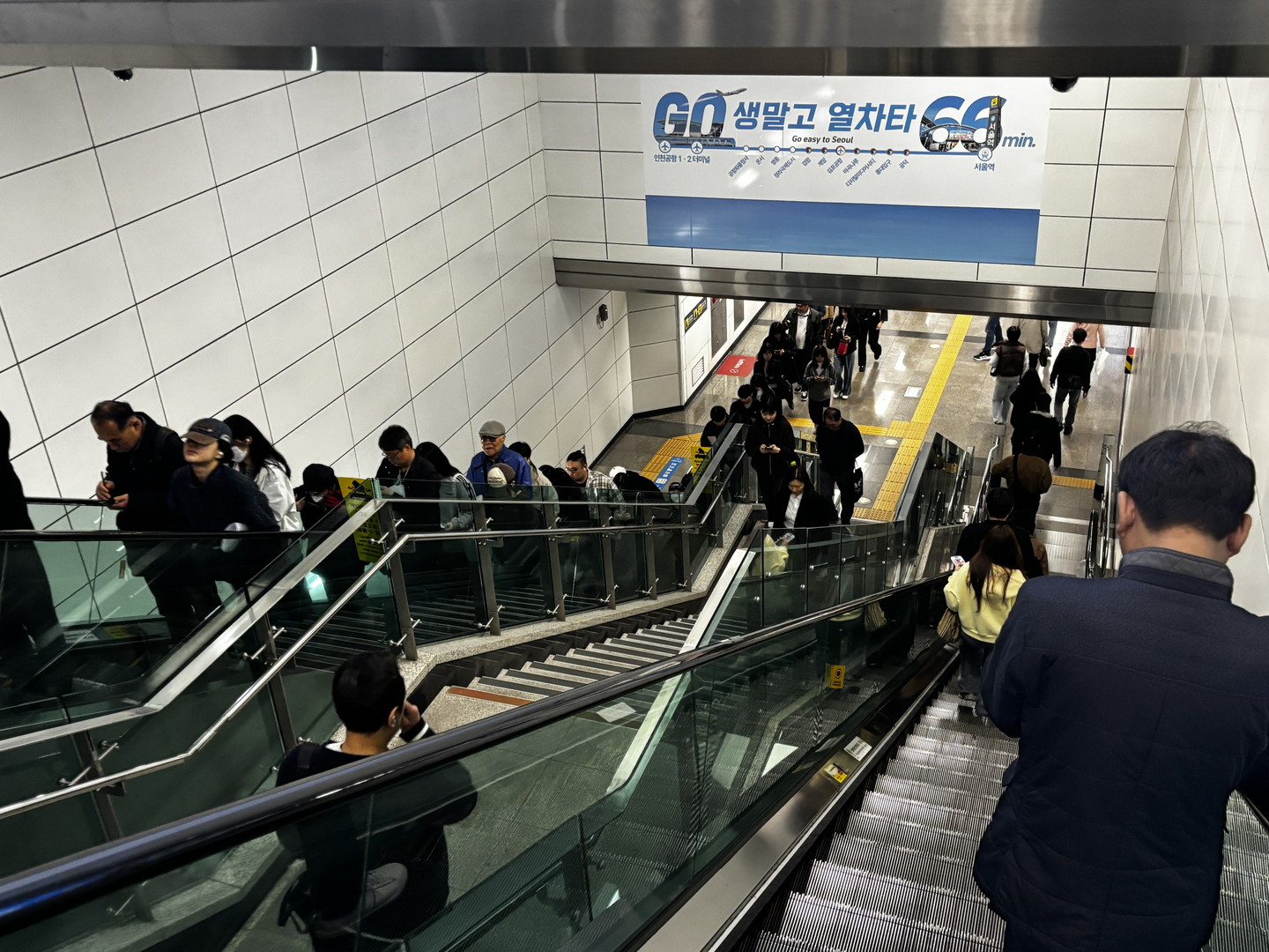 Người dân sử dụng thang cuốn tại ga Seoul (Hàn Quốc) vào ngày 22/4/2026.