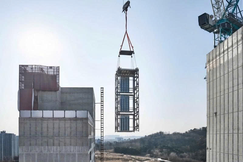 Các mô-đun ENOBLOC được xếp chồng lên nhau tại công trường xây dựng Songdo Hillstate Centerpark 