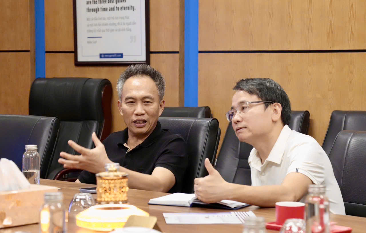 Ông Nguyễn Hải Đức - Chủ tịch Hiệp hội Thang máy Việt Nam (bên trái) và ông Nguyễn Huy Tiến - Tổng Thư ký Hiệp hội Thang máy Việt Nam (bên phải).