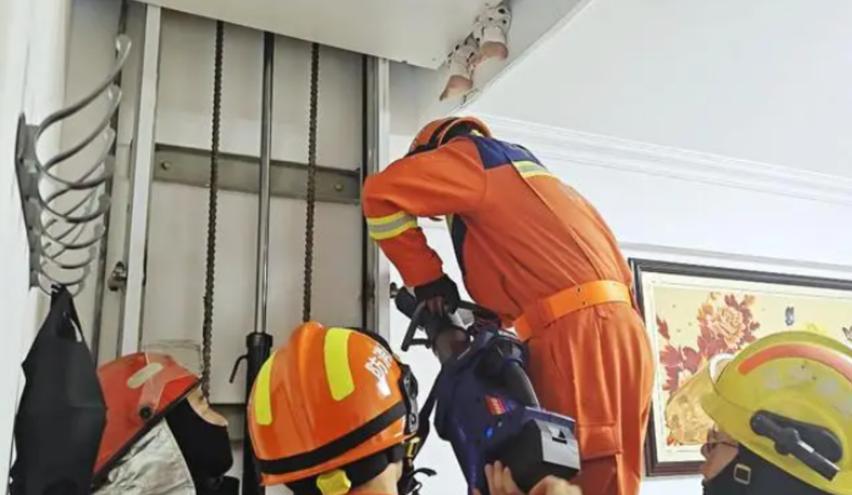 thang-may-gieng-thang-ho-be-gai-bi-ket-chan-giua-san-nang-va-tran-nha-1639122986244566094