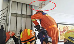 Thang máy giếng thang hở: Bé gái bị kẹt chân giữa sàn nâng và trần nhà