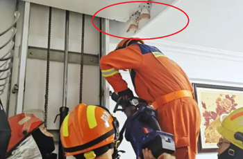 Thang máy giếng thang hở: Bé gái bị kẹt chân giữa sàn nâng và trần nhà