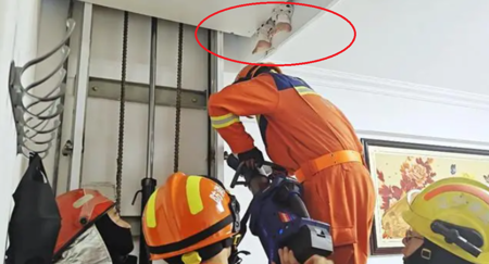 Thang máy giếng thang hở: Bé gái bị kẹt chân giữa sàn nâng và trần nhà