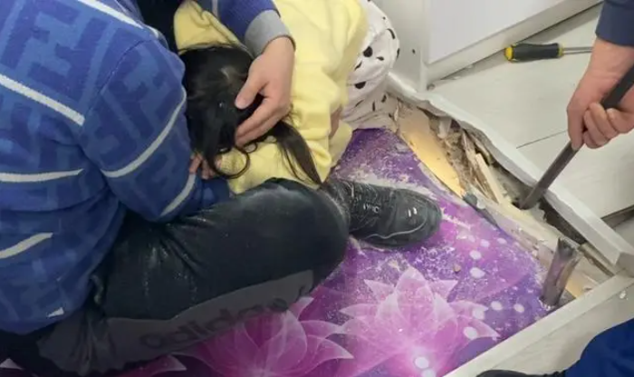 Thiết bị nâng không được bao che bởi vách giếng thang, không có cabin, không có hệ thống cửa an toàn.