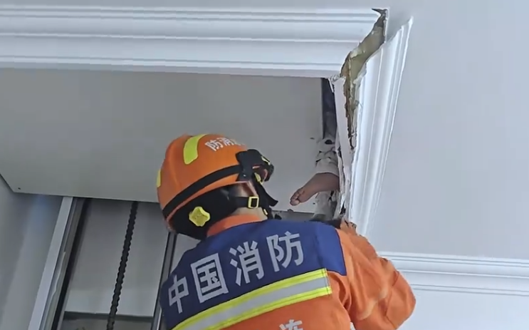 Chân bé gái có dấu hiệu bị sung huyết khi bị kẹt trong thời gian dài.