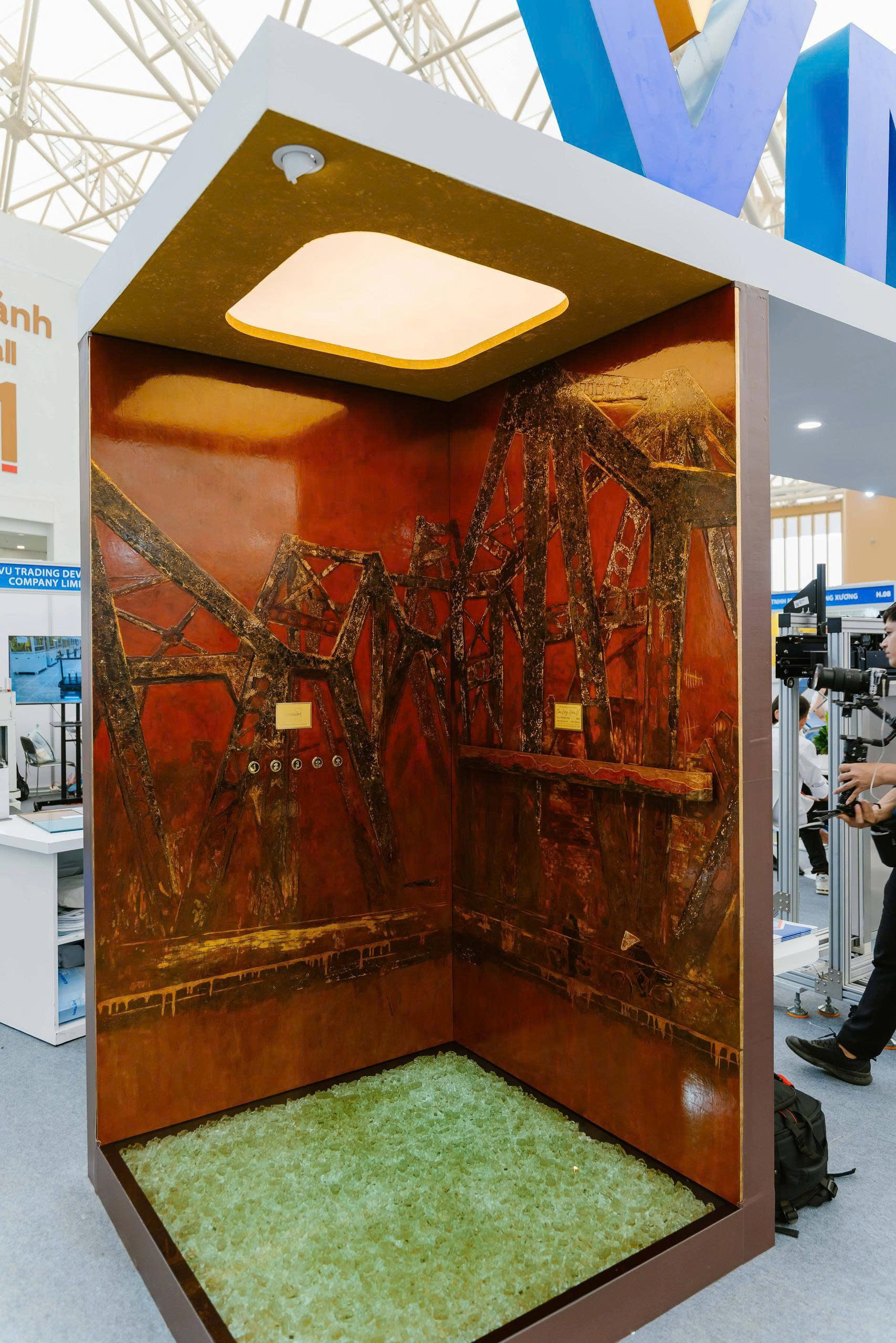 Tại Triển lãm Vietnam Elevator Expo 2026 Hà Nội, thiết kế thang máy ứng dụng sơn mài đầu tiên tại Việt Nam đã được giới thiệu tới công chúng. Tại Triển lãm Vietnam Elevator Expo 2026 Hà Nội, thiết kế thang máy ứng dụng sơn mài đầu tiên tại Việt Nam đã được giới thiệu tới công chúng.
