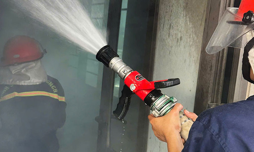Đội Chữa cháy và cứu nạn, cứu hộ Khu công nghiệp Đình Trám tiếp cận đám cháy ở tầng 8 nhà trọ kịp thời dập lửa.