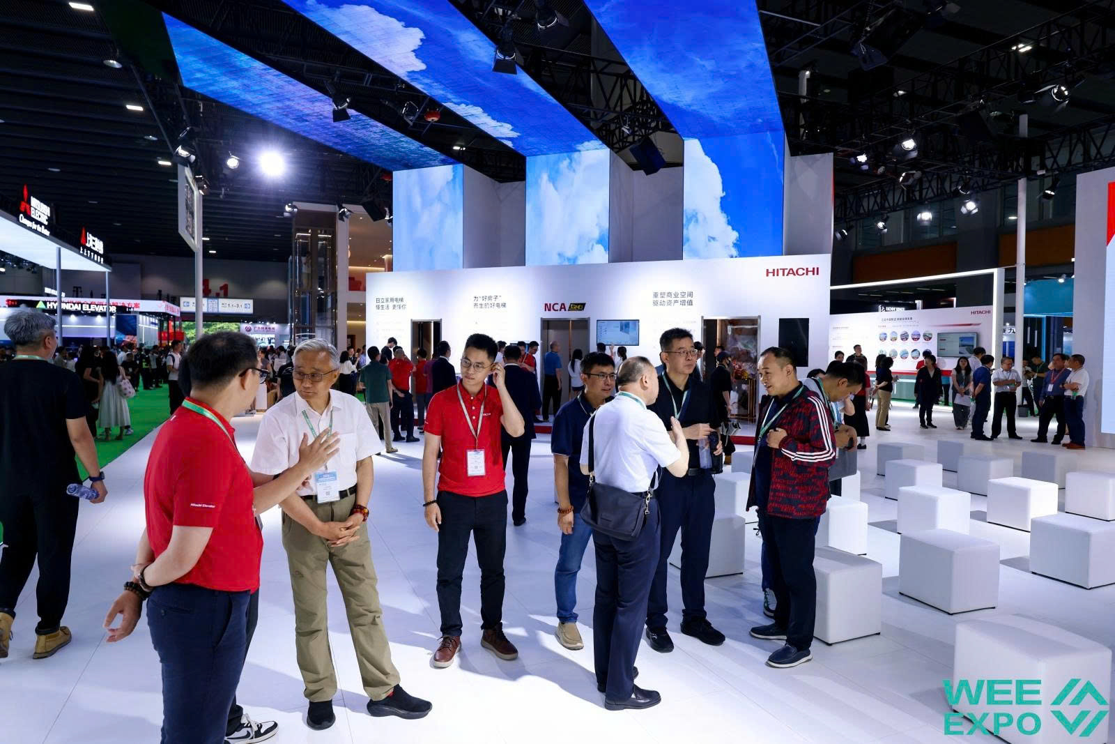Triển lãm WEE Expo 2026 thu hút đông đảo khách tham qua tới trải nghiệm và tìm kiếm giải pháp
