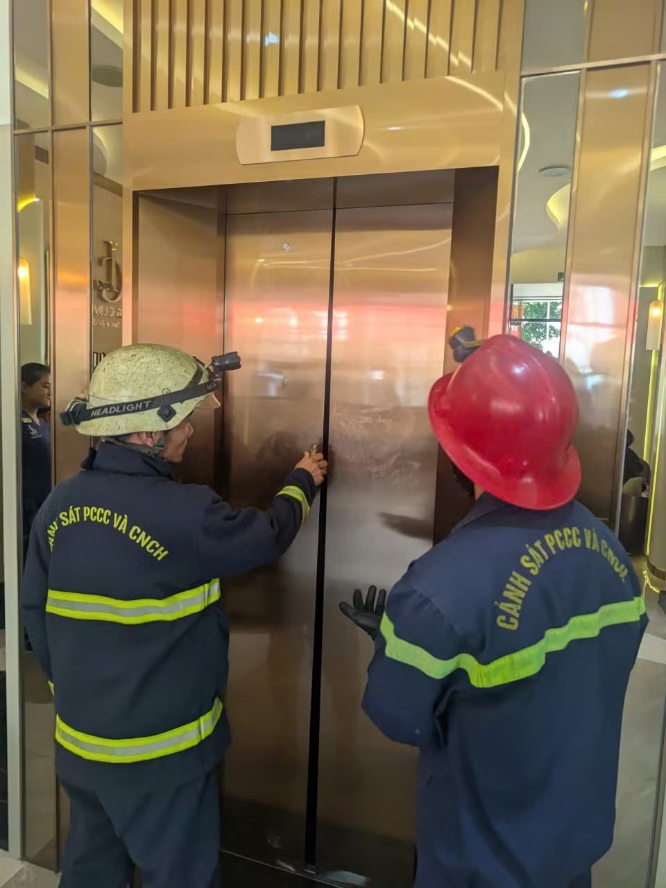 Lực lượng chức năng tạo khe hở để lưu thông không khí vào bên trong cabin Lực lượng chức năng tạo khe hở để lưu thông không khí vào bên trong cabin