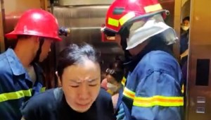 TP HCM: Mất điện đột ngột, 7 người mắc kẹt trong thang máy