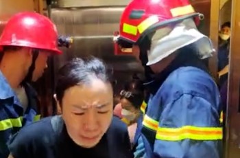 TP HCM: Mất điện đột ngột, 7 người mắc kẹt trong thang máy TP HCM: Mất điện đột ngột, 7 người mắc kẹt trong thang máy