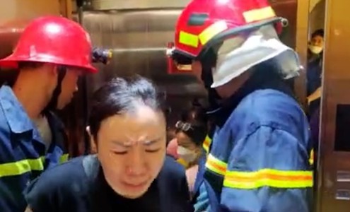 TP HCM: Mất điện đột ngột, 7 người mắc kẹt trong thang máy