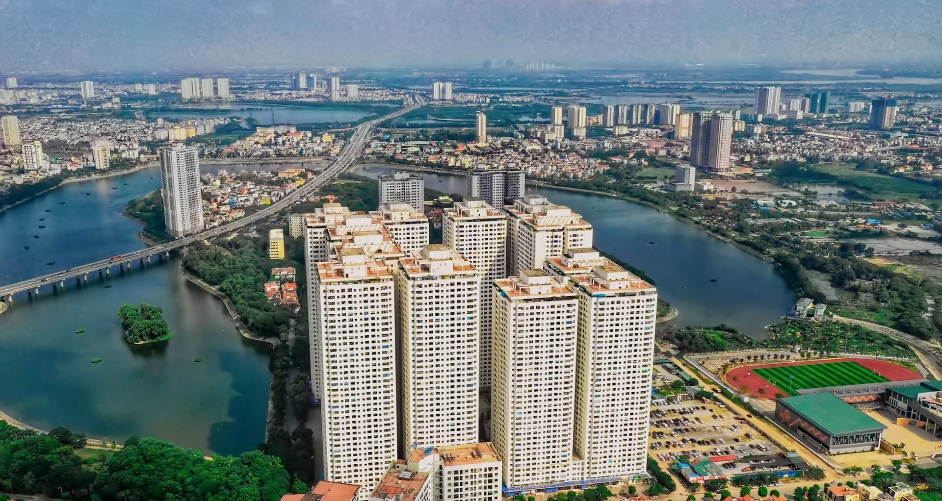 Dự án tổ hợp chung cư HH Linh Đàm theo phê duyệt chỉ được phép xây dựng 27 tầng. Tuy nhiên, trong quá trình thi công, chủ đầu tư đã xây dựng tới 36 tầng với các tòa HH4 và 41 tầng đối với các tòa HH1, HH2, HH3, vượt tới 9 và 14 tầng so với quy hoạch được phê duyệt.