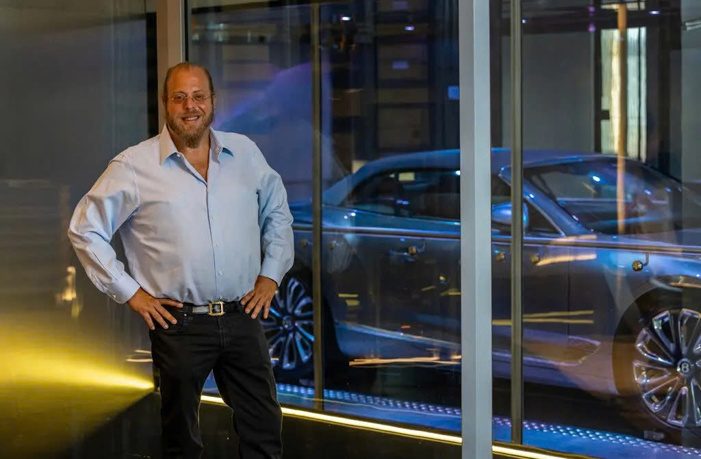 Gil Dezer, nhà phát triển đứng sau Porsche Design Tower và Bentley Residences, sở hữu bộ sưu tập 32 chiếc xe. Con số này khá khiêm tốn so với bộ sưu tập 1.800 chiếc của cha ông.