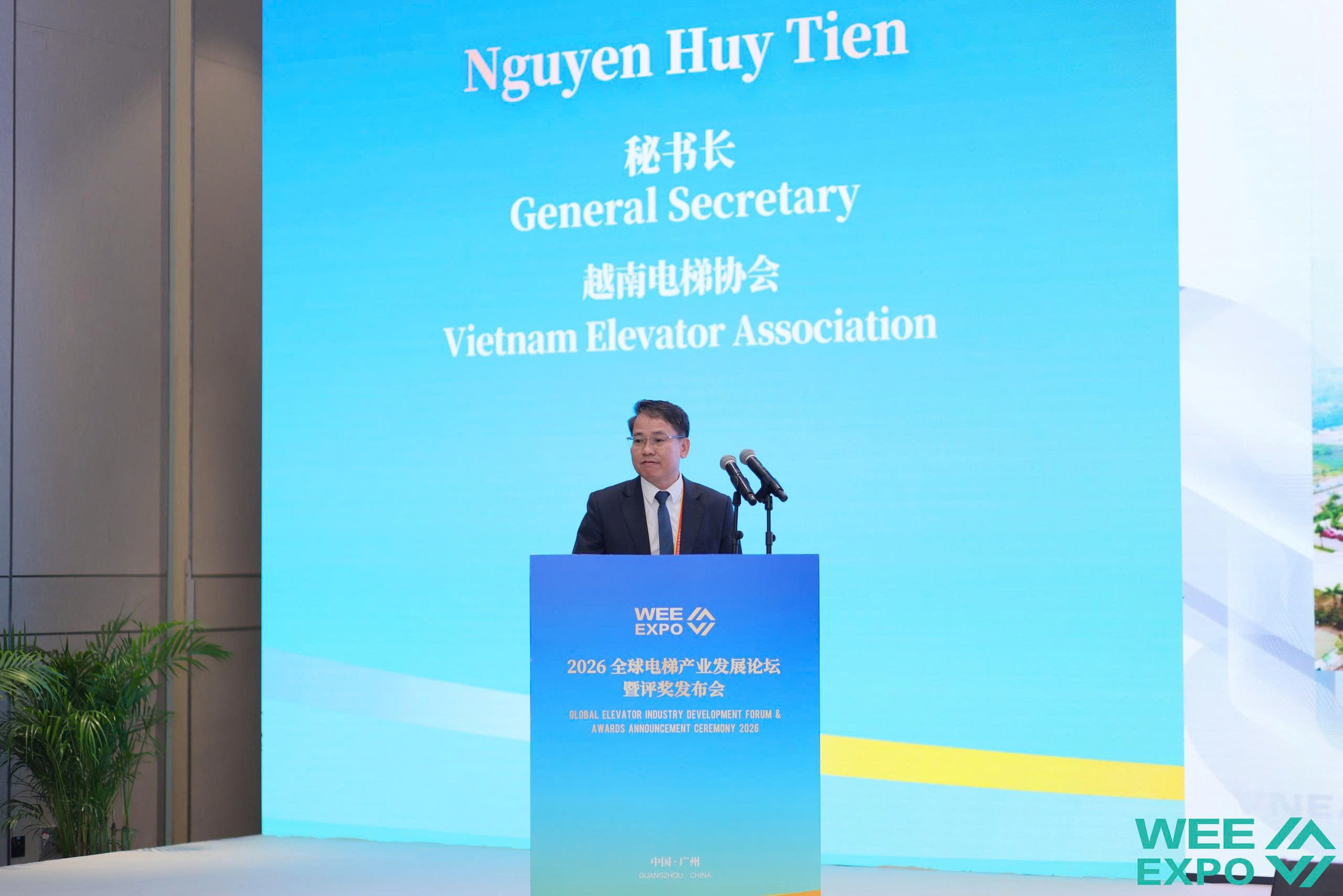 Ông Nguyễn Huy Tiến - Tổng Thư ký Hiệp hội Thang máy Việt Nam trình bày tham luận