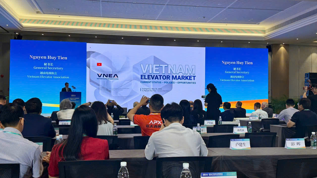 Ông Nguyễn Huy Tiến - Tổng Thư ký Hiệp hội Thang máy Việt Nam trình bày tham luận