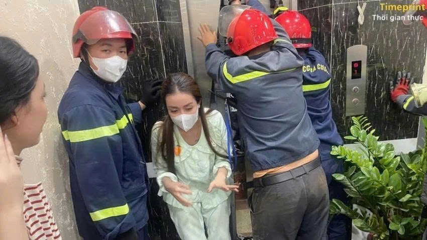Nạn nhân rời khỏi thang máy gặp sự cố.